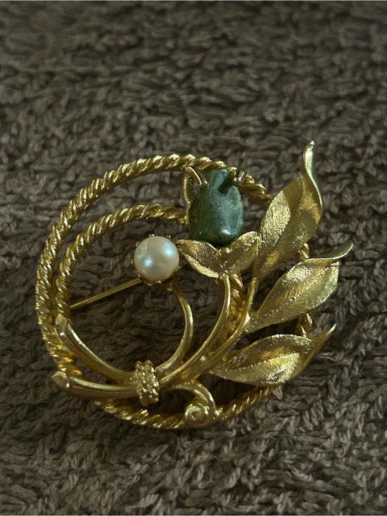 Sarah Coventry Jewelry - Sarah Coventry Gold-Tone Leaf Brooch w/a pearl and a natural green jade stone.